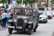 Kolona šestadvaceti historických vozů z brněnského technického muzea dvě hodiny kroužila v sobotu odpoledne centrem města při akci nazvané Muzeum v pohybu.