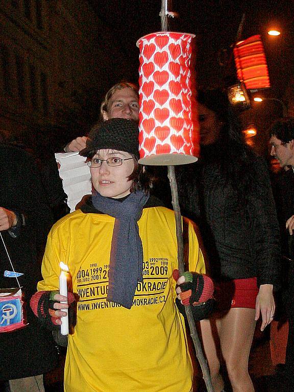 K 20. výročí Sametové revoluce uspořádali studenti FF MU lampionový průvod.