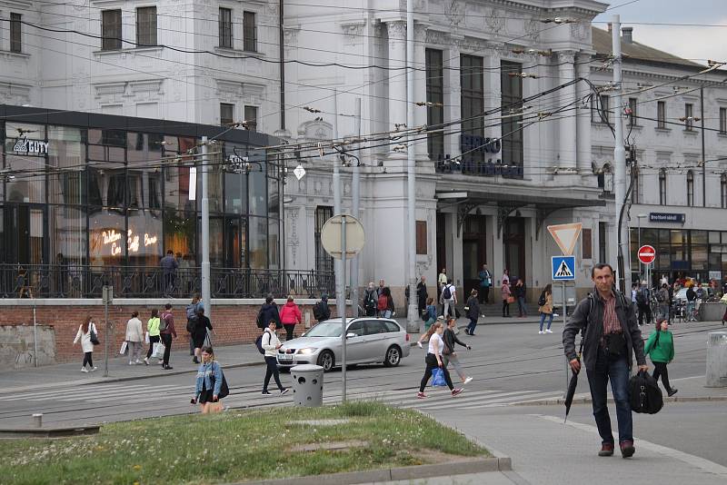 Okolí brněnského hlavního nádraží v uplynulých dnech obývali romští uprchlíci. Ve středu odpoledne se už na stejném místě téměř nepohybovali.