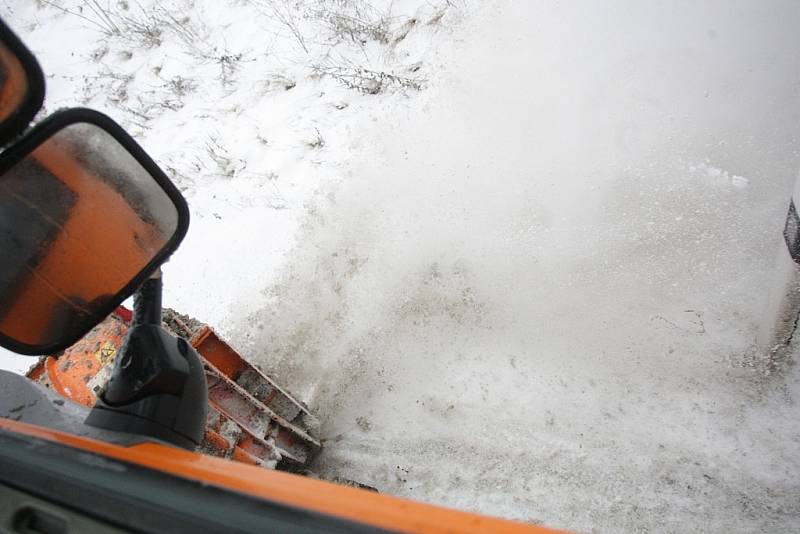 V Brně silničáři nasadili na odklízení sněhu jedenadvacet sypačů a sedmnáct traktorů s radlicí. Za noc spotřebovali pět set tun posypového materiálu. 
