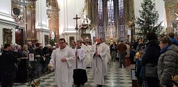 Biskup Vojtěch Cikrle požehnal koledníků. Začala tak Tříkrálová sbírka.