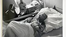 Pětadvacet černobílých snímků přibližuje práci kaplanů s nemocnými, seniory a umírajícími v různých zařízeních i městech.