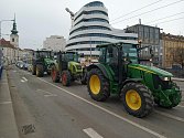 Protestní jízda traktorů projela ve čtvrtek dopoledne brněnskou Vídeňskou ulicí.