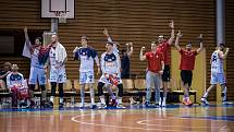 Brněnští basketbalisté (v bílém) oslavili postup do semifinále, když zdolali 4:3 na zápasy Pardubice.