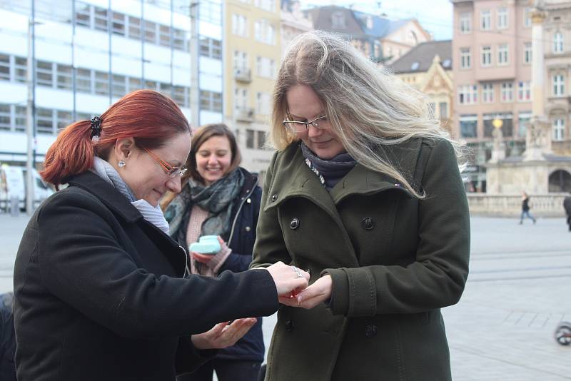 Na svatého Valentýna se na brněnském náměstí Svobody sešli členové LGBT komunity, tedy zastánci práv homosexuálů, bisexuálů a transsexuálů. Podepisovali petici i uzavírali sňatky.