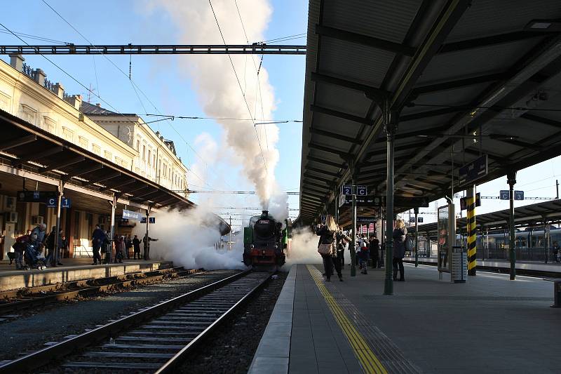 Mikulášské jízdy parním vlakem z hlavního nádraží v Brně se zúčastnily desítky rodin.
