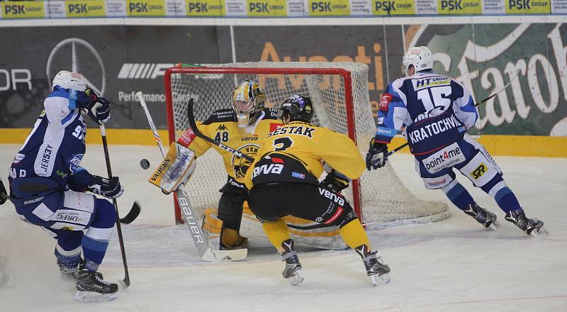 Hokejisté brněnské Komety (v modrém) v posledním 52. kole základní části extraligy přehráli poslední Litvínov 4:0.