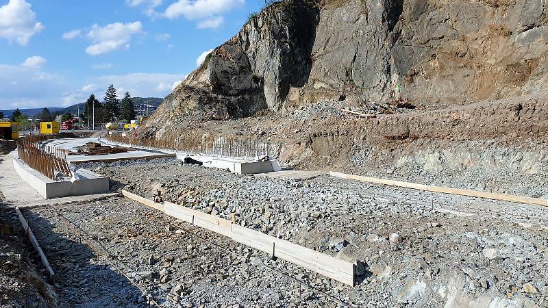 Stavbaři provedli v pondělí 3. května první ostrý odstřel skály kvůli vybudování tramvajového tunelu, který je součástí stavby VMO Žabovřeská II.