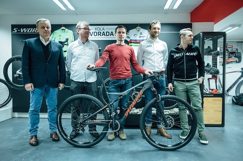 Cyklista Jan Bárta se v pondělí podepisoval v brněnské cyklistické prodejně Specialized Jána Svorady. 