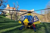 Cyklistu po pádu ze srázu u hradu Veveří přepravil v neděli odpoledne do nemocnice vrtulník.