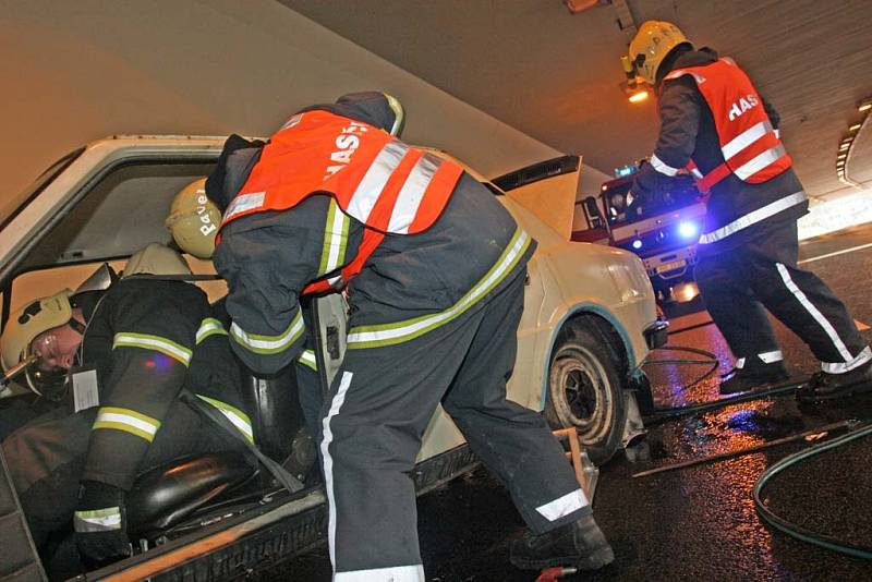 Záchranáři nacvičovali zásah při nehodě v tunelu pod křižovatkou Hlinky.