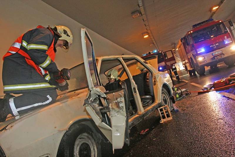 Záchranáři nacvičovali zásah při nehodě v tunelu pod křižovatkou Hlinky.