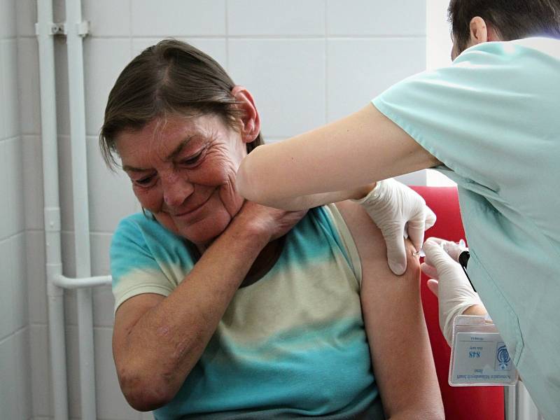 Až do podzimu budou lékaři z Nemocnice Milosrdných bratří každý čtvrtek očkovat lidi bez domova proti žloutence typu A.