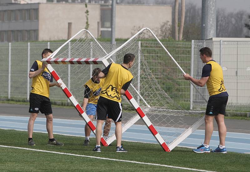 Hokejisté brněnské Komety si první trénink na nový extraligový ročník zpestřili fotbalem. 