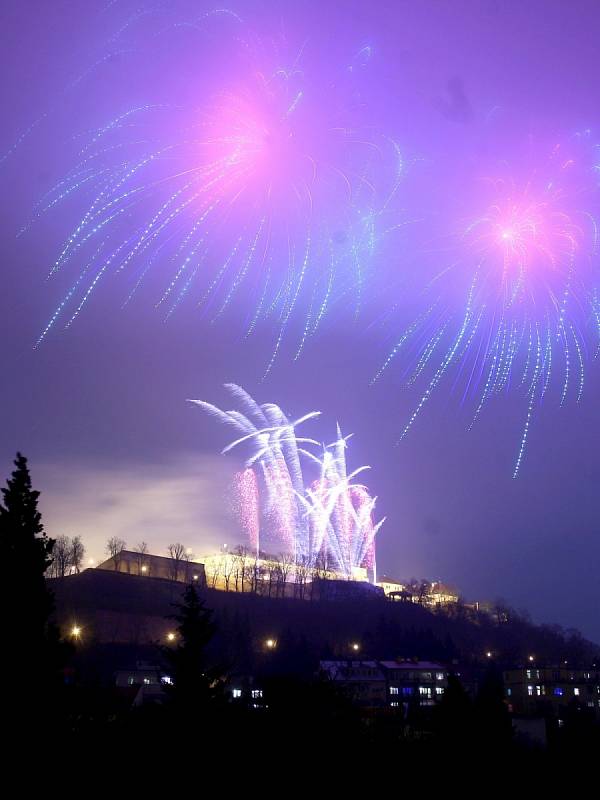 Ohňostroj nad Špilberkem nazvaný Doteky hudebních velikánů zakončil ve středu oslavy Nového roku.