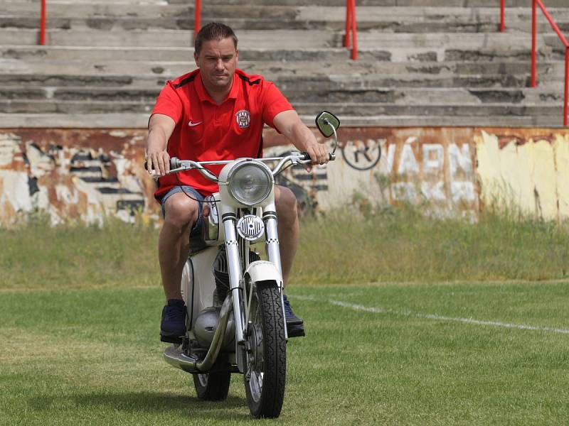 Brněnský fotbalový stadion za Lužánkami už 11. června zaplní stovky nablýskaných motorek a desítky starých automobilů. Na setkání historických vozidel nazvané Retrotéka Brno zve už nyní i bývalý brněnský fotbalista Petr Švancara.