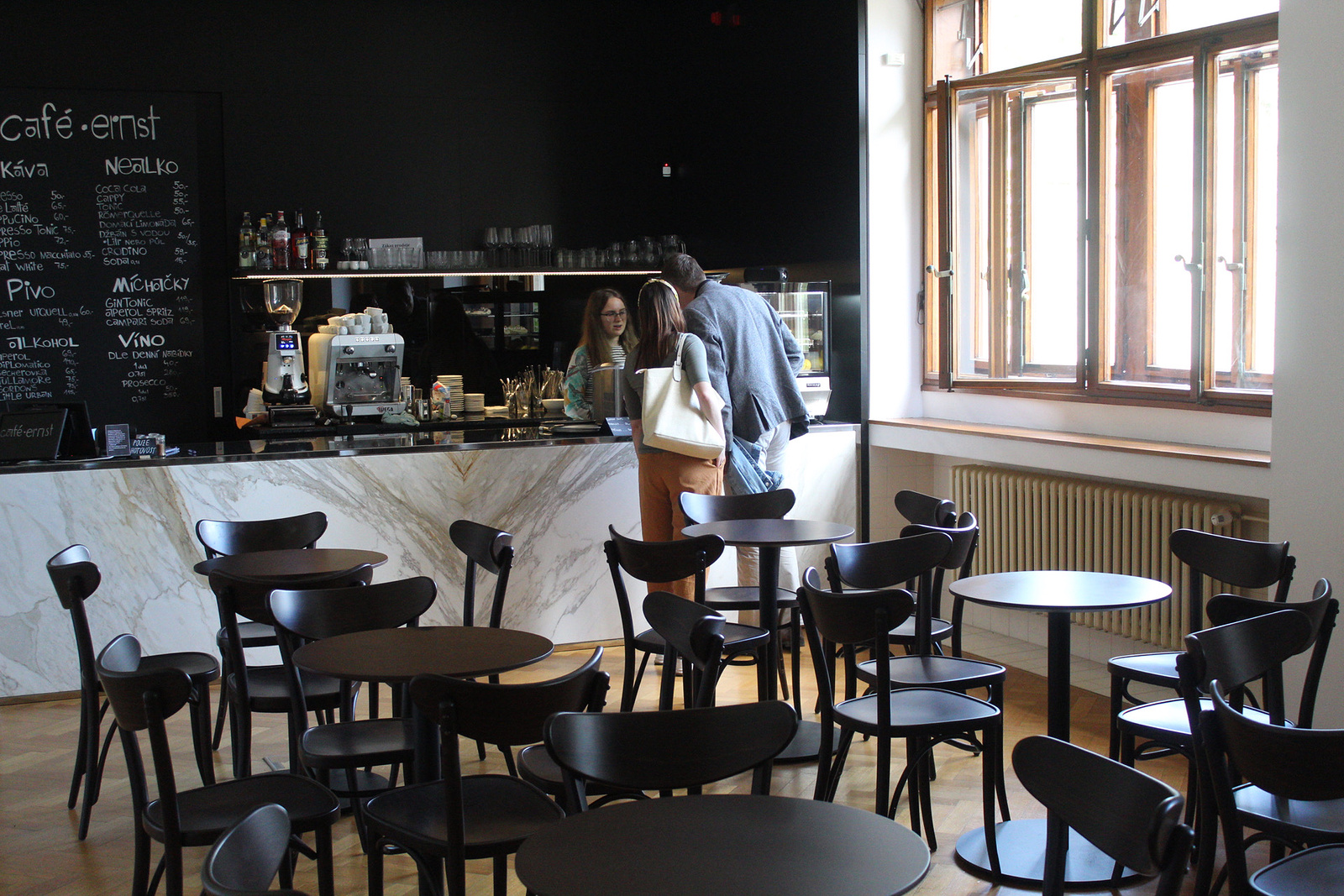 Znovuzrození kavárny v brněnské vile Stiassni: podívejte, jak vypadá Café  Ernst - Brněnský deník