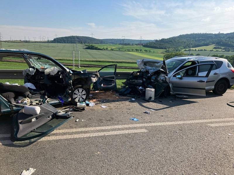 Pět lidí se zranilo při nehodě dvou osobních aut v neděli po páté hodině odpoledne u Sentic na Brněnsku. Tři cestující utrpěli těžká poranění.