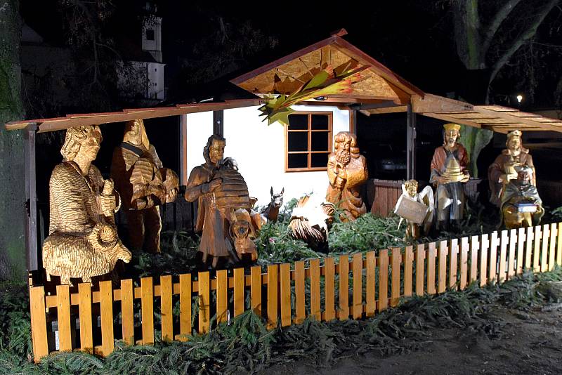 Ve Střelicích u Brna o první adventní neděli slavnostně rozsvítili vánoční strom.