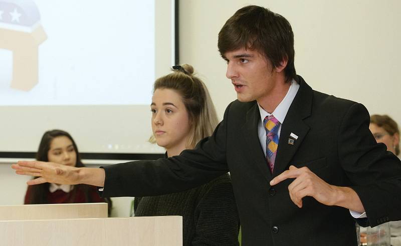 V Mahenově knihovně zastupovala Trumpa a Clintonovou na simulované prezidentské debatě šestice středoškolských studentů. 