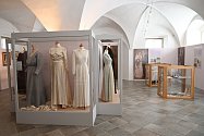Muzeum v Ivančicích připravilo výstavu Vítej, nevěsto milá… Svatební šaty města i venkova, která nabízí průřez módou svatebních šatů.