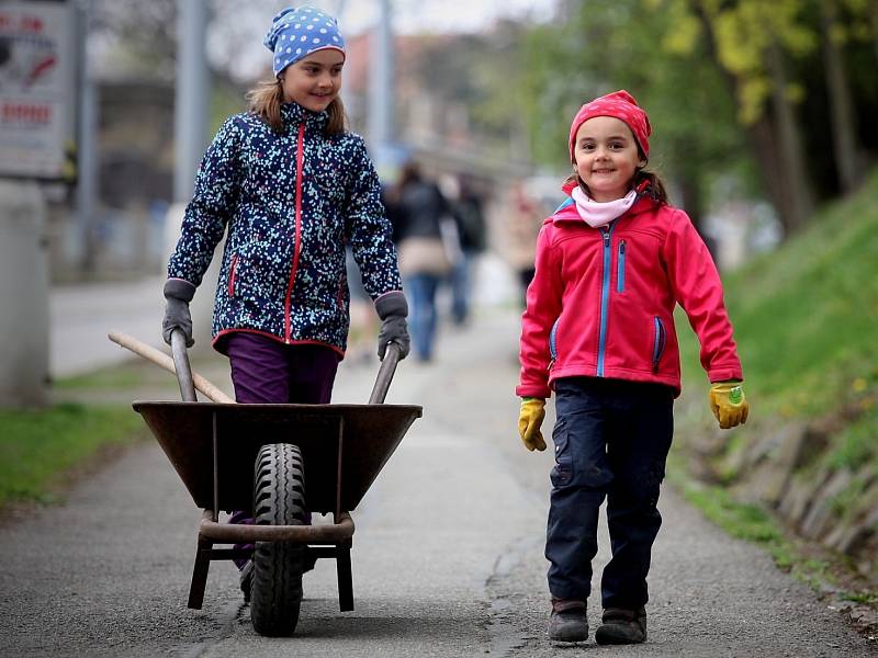 S pytli v rukou vyráží v sobotu ráno do ulic několik stovek lidí po celém Brně. Jejich cílem je vyčistit okolí svých domovů od odpadků. Podpořit akci Ukliďme Česko se rozhodla taky zhruba padesátka obyvatel Masarykovy čtvrti.