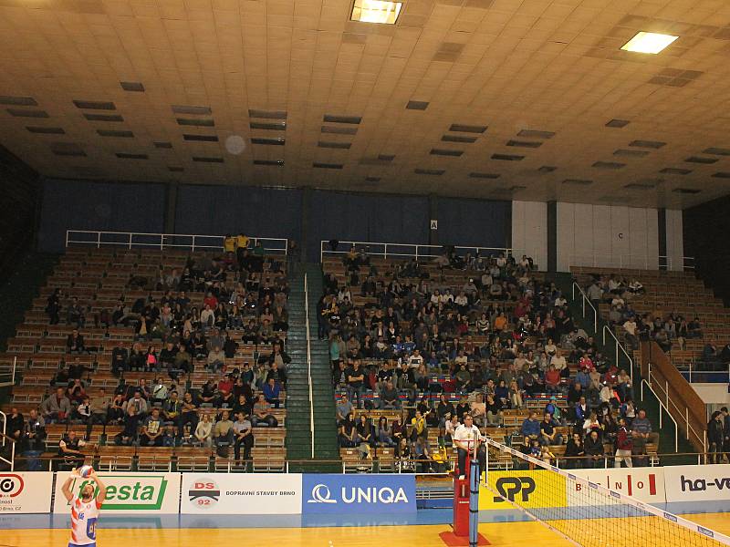 Ve třetím utkání semifinále I. ligy prohráli volejbalisté Sokola Bučovice (modré dresy) v Brně s Volejbalem Brno B 0:3. Stejným poměrem Brnané vyhráli i celou sérii.