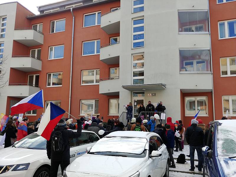 Protest před bytem ministra školství Roberta Plagy v brněnských Medlánkách.