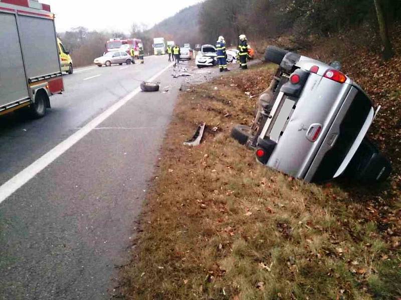 Nehoda čtyř osobních aut zastavila ve čtvrtek odpoledne dopravu na frekventované silnici 43 z Brna na Svitavy. Auta se srazila na křižovatce, ze které se odbočuje do Kuřimi. Po nehodě skončilo šest lidí v nemocnici.