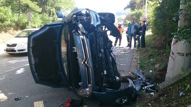 Citroen naboural sloup veřejného osvětlení v Brně-Řečkovicích. Auto skončilo na boku.