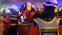 V brněnském královopolském tunelu se srazila dvě auta a začalo hořet. Cvičení s takovýmto scénářem absolvovali v pátek jihomoravští hasiči.