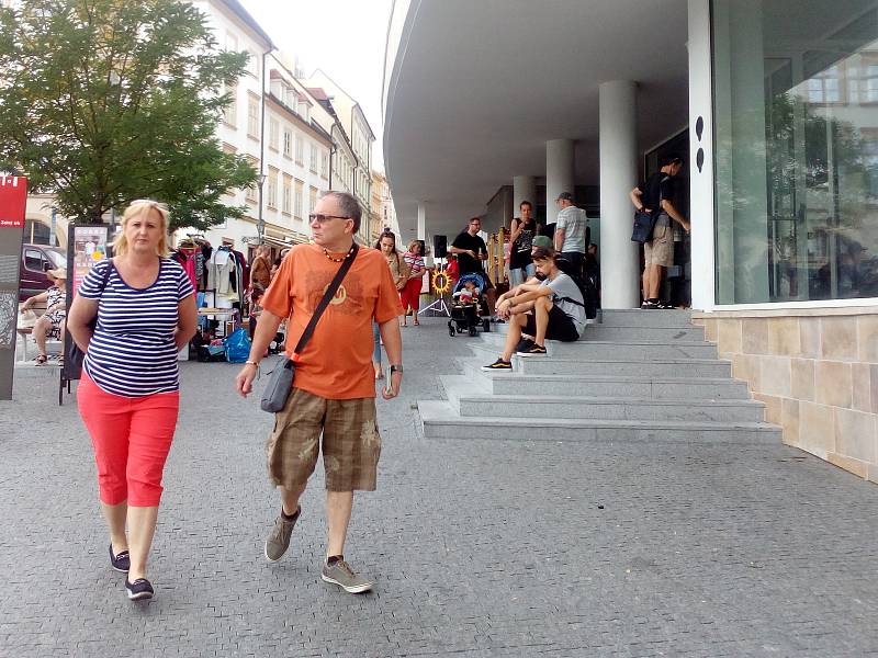 Prodat nepotřebné věci, které doma jen zabírají místo a nakoupit nové od jiných, se v sobotu vydali Brňané k brněnské tržnici na Zelném trhu. Akce Dobrá karma se tam konala už popatnácté.