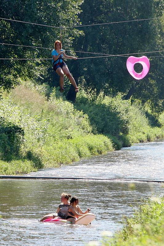 Pestrý program nabídl sobotní Festival na nábřeží. Konal se na několika místech podél řeky Svitavy od Bílovic po Tuřany. Součástí byla i neckyáda.