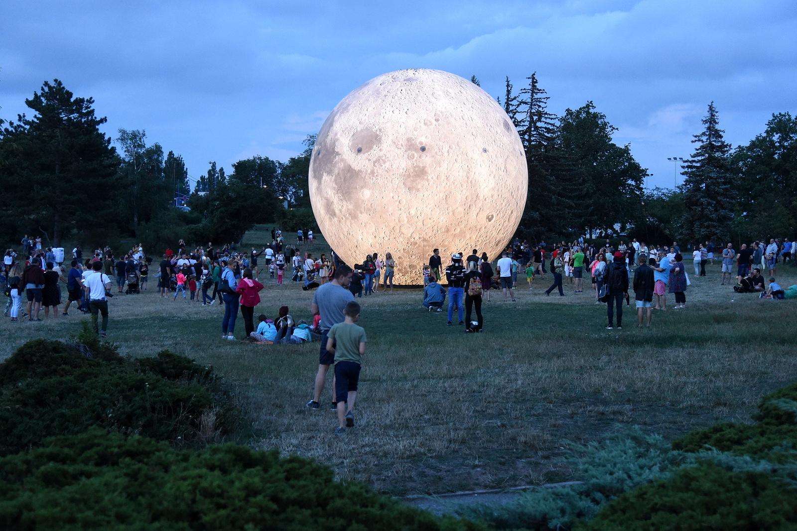 Vyfotili se s Měsícem. Lidé na Kraví hoře obdivovali desetimetrový model  družice - Brněnský deník
