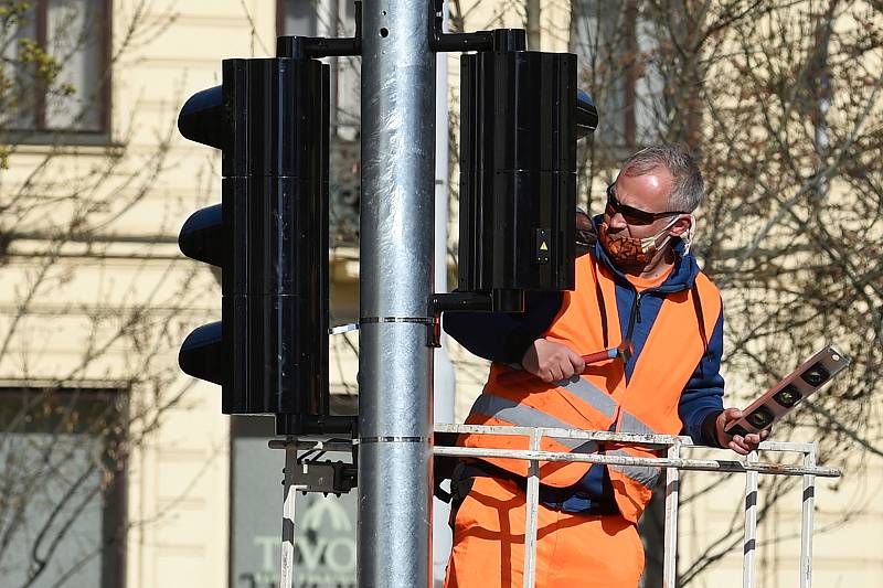 Brno 2.4.2020 - instalace nových semaforů na křižovatce ulic Veveří a Kotlářská