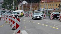 Zpátky do dvou pruhů v každém směru vrátili silničáři v pátek dopravu u Tomkova náměstí v Brně. Směrem do Husovického tunelu jezdí auta přes mostní provizorium.