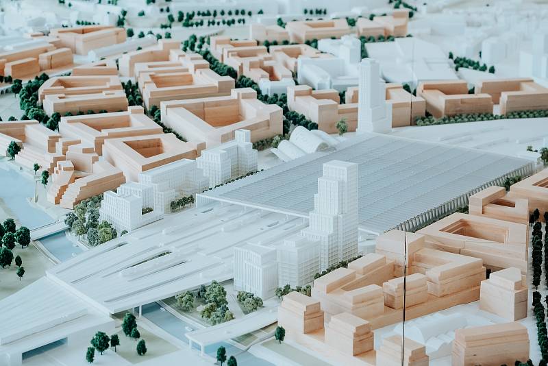 Model vítězného návrhu architektonické soutěže na podobu nového hlavního vlakového nádraží v Brně od ateliéru Benthem Crouwel Architects ve fyzické podobě.