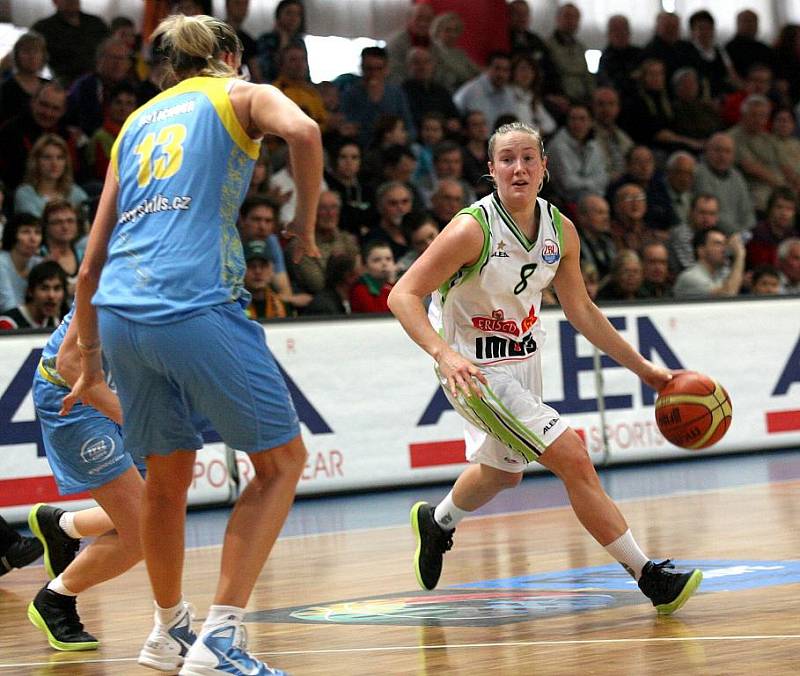 Basketbalistka Frisca Eldebrinková (s míčem).