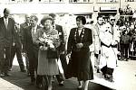 Návštěva královny Alžběty II. v Brně v roce 1996. Na snímku královna ve společnosti tehdejší brněnské primátorky Dagmar Lastovecké před Novou radnicí