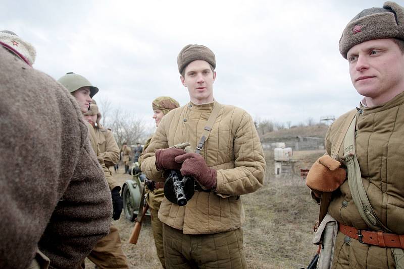  Diváci se společně s vojáky v uniformách ocitají o jedenasedmdesát let zpátky na bitevním poli nedaleko maďarského města Kapošvár. Stejně jako tehdy se střetli vojáci nacistického Německa s podporou Maďarů s Rudou armádou.