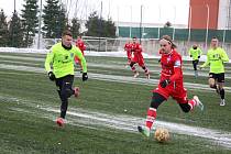 Líšeňští fotbalisté (v červeném) v přípravě podlehli Prostějovu 0:2.