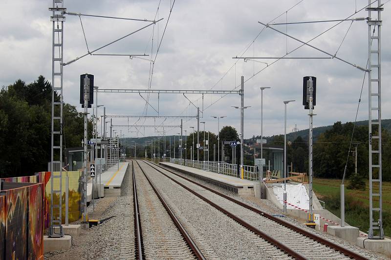Železniční trať z Brna do Střelic.