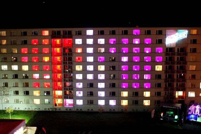 Brněnské studentské koleje Pod Palackého vrchem se ve středu večer rozsvítily stovkami barev.