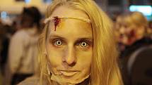 Pomalu šourající se postavy mají mrtvolné výrazy v obličeji a vydávají chrčivé zvuky. Scény jak z hororového filmu ve středu večer viděli lidé v centru Brna při pochodu Zombie Walk. 