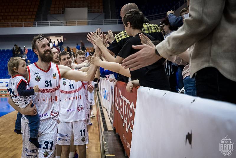 Brněnští basketbalisté (v bílém) před víc než tisíci diváky porazili Pardubice 83:71.