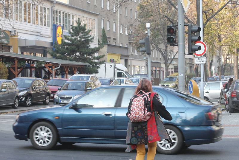 Silnice je opravená, přechod ale stále chybí a semafor nefunguje. Přesto lidé rušnou křižovatku Kotlářské a Bayerovy ulice v Brně přecházejí dál. A riskují.