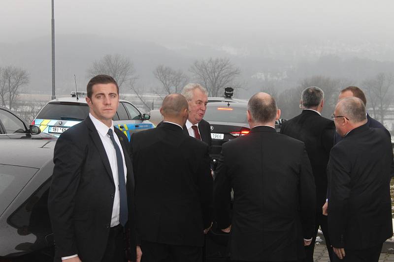 Prezident Miloš Zeman při své návštěvě Jihomoravského kraje přijel v pondělí také na Blanensko. Poobědval v černohorském hotelu Sladovna a navštívil dvě firmy.