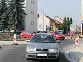 V Břeclavi vzniká u hlavní pošty nová okružní křižovatka. Z poloviny už je hotová. Od pondělí po ní jezdí auta.