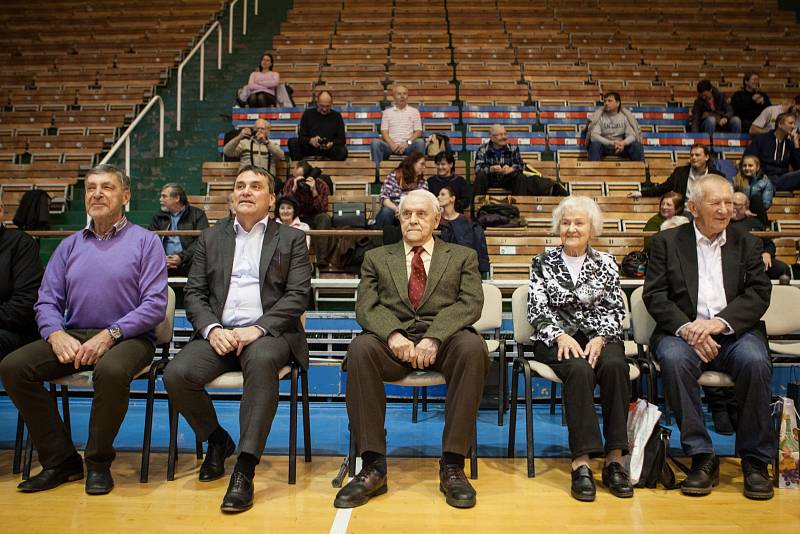 Dohromady devadesát růží v barvách Brna a Sokola Brno I dostal legendární basketbalista Ivo Mrázek, který právě v pondělí oslavil devadesáté narozeniny.