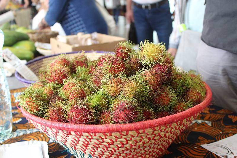 Dračí ovoce, červené banány nebo i jackfruit ochutnali v sobotu lidé v Tržnici Brno na Zelném trhu. Organizátoři akce ovoce přivezli přímo z Ugandy.